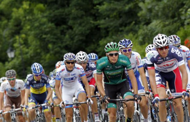 Le peloton du Tour de France lors de 5e étape entre Rouen et Saint-Quentin, le 5 juillet 2012. Le peloton du Tour de France lors de 5e étape entre Rouen et Saint-Quentin, le 5 juillet 2012.