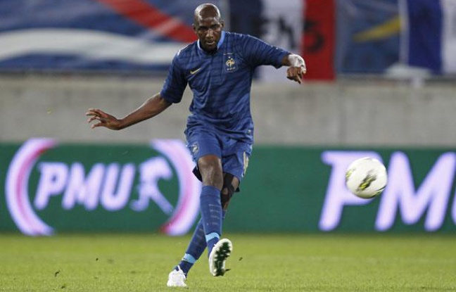 Le milieu de terrain français Alou Diarra, le 28 mai 28 mai 2012 contre la Serbie, à Valenciennes. Le milieu de terrain français Alou Diarra, le 28 mai 28 mai 2012 contre la Serbie, à Valenciennes.