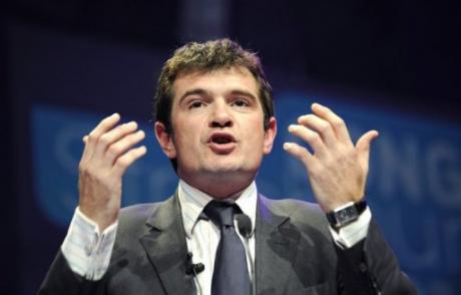 Si les expulsions sont "toujours un drame humain", souligne le secrétaire d'Etat au Logement Benoist Apparu, le gouvernement refuse tout moratoire ou plafonnement des loyers. "Ce serait envoyer un mauvais signal aux propriétaires et on arriverait à l'effet inverse de celui escompté, surtout dans un marché tendu" comme l'Ile-de-France. Si les expulsions sont "toujours un drame humain", souligne le secrétaire d'Etat au Logement Benoist Apparu, le gouvernement refuse tout moratoire ou plafonnement des loyers. "Ce serait envoyer un mauvais signal aux propriétaires et on arriverait à l'effet inverse de celui escompté, surtout dans un marché tendu" comme l'Ile-de-France.