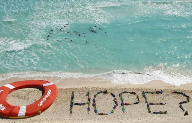 Des militants de Greenpeace lors du sommet de Cancun sur le climat, le 10 décembre 2010. Des militants de Greenpeace lors du sommet de Cancun sur le climat, le 10 décembre 2010.