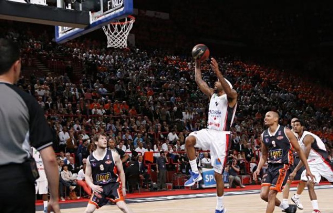 Chalon-sur-Saône a remporté son premier titre de champion de France de basket en battant Le Mans 95 à 76 lors d'une finale de ProA à sens unique, samedi au Palais omnisports de Paris-Bercy. Chalon-sur-Saône a remporté son premier titre de champion de France de basket en battant Le Mans 95 à 76 lors d'une finale de ProA à sens unique, samedi au Palais omnisports de Paris-Bercy.