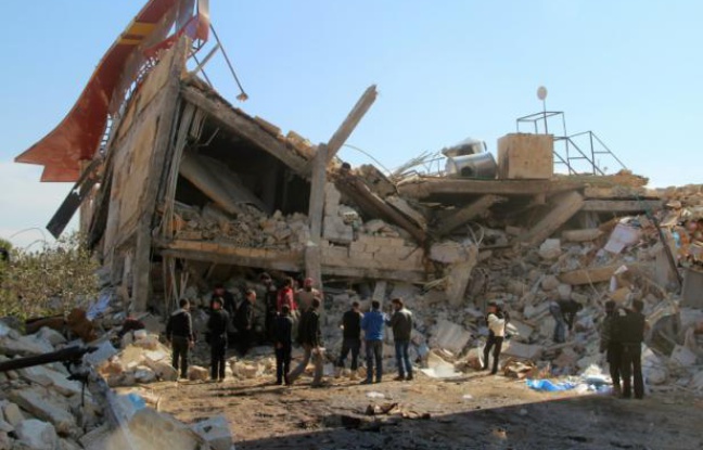 Des syriens autour des ruines d'un hôpital soutenu par Médecins sans frontières (MSF), à Maaret al-Noomane, une zone rebelle dans la province d'Idleb, le 15 février 2016 Des syriens autour des ruines d'un hôpital soutenu par Médecins sans frontières (MSF), à Maaret al-Noomane, une zone rebelle dans la province d'Idleb, le 15 février 2016