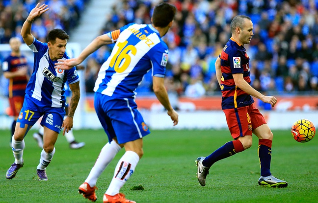 Le joueur du Barça Andrès Iniesta, le 2 janvier 2016 contre l'Espanyol Barcelone. Le joueur du Barça Andrès Iniesta, le 2 janvier 2016 contre l'Espanyol Barcelone.