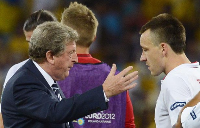 Le sélectionneur anglais Roy Hodgson, en grande discussion avec John terry, le 24 juin 2012, à Kiev. Le sélectionneur anglais Roy Hodgson, en grande discussion avec John terry, le 24 juin 2012, à Kiev.