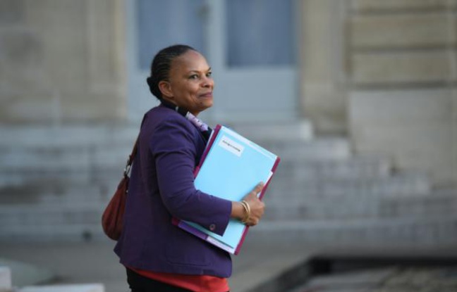 La ministre de la Justice Christiane Taubira à la sortie du Conseil des ministres le 23 décembre 2015 à l'Elysée à Paris La ministre de la Justice Christiane Taubira à la sortie du Conseil des ministres le 23 décembre 2015 à l'Elysée à Paris