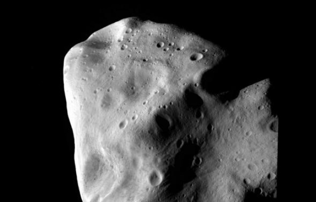 Plus nombreux sont les petits astéroïdes géocroiseurs. Environ 6.000 objets ont été répertoriés autour de la Terre, avait mis en garde dès 2008 l'Association des explorateurs de l'espace (ASE), fondée par M. Schweickart, en présentant un rapport intitulé : "La menace des astéroïdes : appel à une réponse globale". Plus nombreux sont les petits astéroïdes géocroiseurs. Environ 6.000 objets ont été répertoriés autour de la Terre, avait mis en garde dès 2008 l'Association des explorateurs de l'espace (ASE), fondée par M. Schweickart, en présentant un rapport intitulé : "La menace des astéroïdes : appel à une réponse globale".