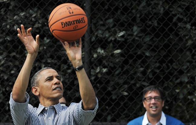 Le président américain Barack Obama jouant au basket en avril 2013 à Washington. Le président américain Barack Obama jouant au basket en avril 2013 à Washington.