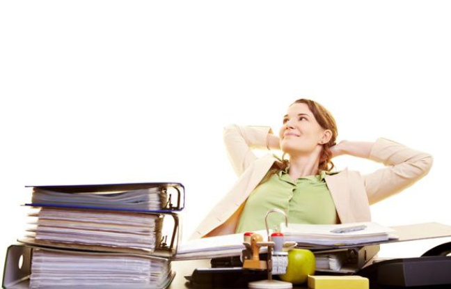 Jeune femme à son bureau. Jeune femme à son bureau.