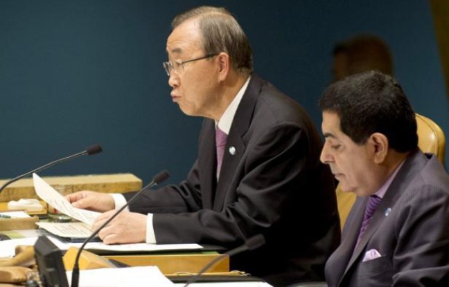 Le secrétaire général des Nations unies Ban Ki-moon, a présenté dimanche à Yeosu, en Corée du Sud, une initiative sur la protection des océans contre la pollution, la surpêche et la montée des eaux qui menace des centaines de millions de personnes. Le secrétaire général des Nations unies Ban Ki-moon, a présenté dimanche à Yeosu, en Corée du Sud, une initiative sur la protection des océans contre la pollution, la surpêche et la montée des eaux qui menace des centaines de millions de personnes.