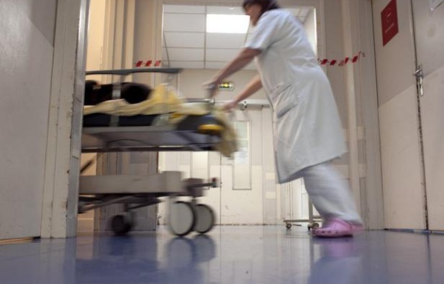 Un médecin a été violemment agressé et plusieurs membres du personnel du CHU de Grenoble blessés dimanche par une demi-douzaine de personnes mécontentes qu'une de leurs proches ait été hospitalisée dans une chambre sans fenêtre, un "événement exceptionnel" Un médecin a été violemment agressé et plusieurs membres du personnel du CHU de Grenoble blessés dimanche par une demi-douzaine de personnes mécontentes qu'une de leurs proches ait été hospitalisée dans une chambre sans fenêtre, un "événement exceptionnel"