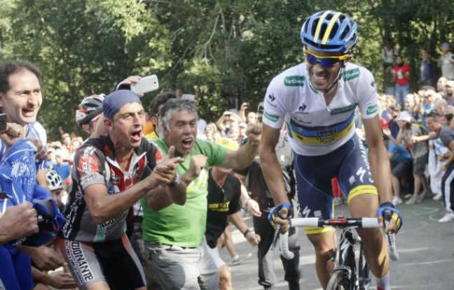 Le coureur espagnol de l'équipe Saxo Bank, Alberto Contador, encouragé par les supporters espagnols le 1er septembre 2012. Le coureur espagnol de l'équipe Saxo Bank, Alberto Contador, encouragé par les supporters espagnols le 1er septembre 2012.