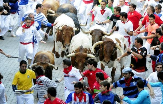 Vêtus de blanc, foulard rouge autour du cou, des milliers de passionnés se pressaient dans le centre de Pampelune vendredi, un verre de bière ou de sangria déjà à la main, pour le lancement des San Fermin, les plus célèbres fêtes taurines d'Espagne. Vêtus de blanc, foulard rouge autour du cou, des milliers de passionnés se pressaient dans le centre de Pampelune vendredi, un verre de bière ou de sangria déjà à la main, pour le lancement des San Fermin, les plus célèbres fêtes taurines d'Espagne.