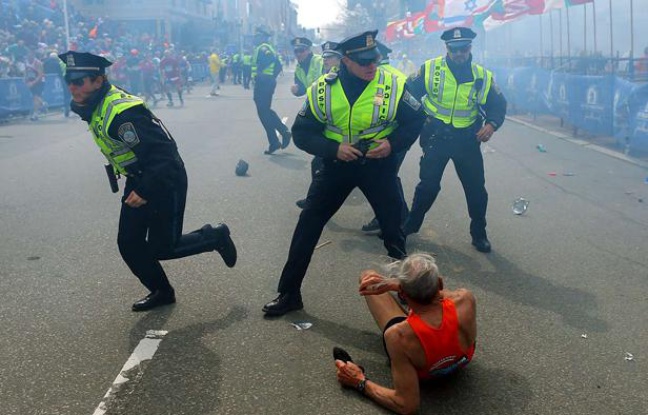 Un coureur est allongé sur le sol, alors que des policiers réagissent après la seconde explosion survenue lors du marathon de Boston Un coureur est allongé sur le sol, alors que des policiers réagissent après la seconde explosion survenue lors du marathon de Boston