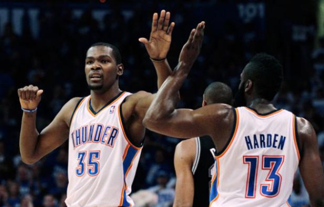 Les joueurs d'Oklahoma City Thunder Durant et Harden se félicitent de leur parcours contre les Antonio Spurs lors de la quatrième finale de la conférence ouest le 3 juin 2012.
Les joueurs d'Oklahoma City Thunder Durant et Harden se félicitent de leur parcours contre les Antonio Spurs lors de la quatrième finale de la conférence ouest le 3 juin 2012.