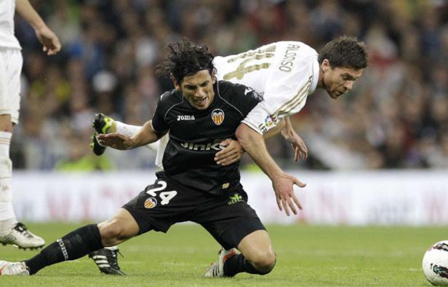 Tino Costa au duel avec Xabi Alonso, le 8 avril 2012 Tino Costa au duel avec Xabi Alonso, le 8 avril 2012