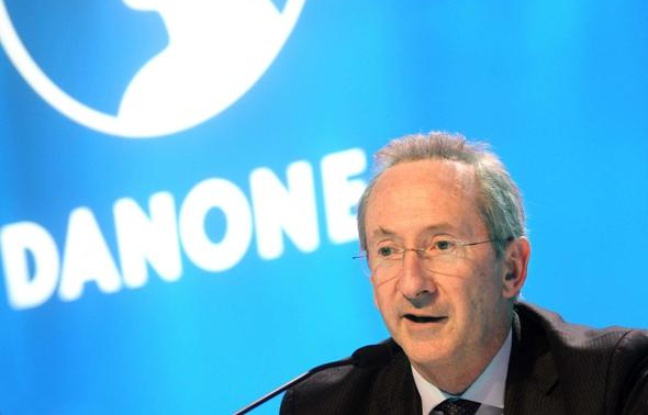 Quatrième en 2008, le PDG de Danone, Franck Riboud, garde la même place en 2009. Le patron du leader mondial de l’agroalimentaire a ainsi touché 5,9 millions d’euros. Son groupe s’est de son côté plutôt bien sorti de la crise économique avec une hausse de 3,2% de son chiffre d’affaires l’année dernière.
A côté de son salaire fixe (1 million d’euros), Franck Riboud a reçu une rémunération variable et un bonus de 3,3 millions d’euros et pour 1,5 million d’euros de stock-options. Quatrième en 2008, le PDG de Danone, Franck Riboud, garde la même place en 2009. Le patron du leader mondial de l’agroalimentaire a ainsi touché 5,9 millions d’euros. Son groupe s’est de son côté plutôt bien sorti de la crise économique avec une hausse de 3,2% de son chiffre d’affaires l’année dernière.
A côté de son salaire fixe (1 million d’euros), Franck Riboud a reçu une rémunération variable et un bonus de 3,3 millions d’euros et pour 1,5 million d’euros de stock-options.