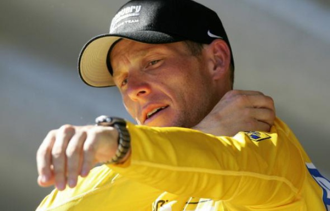 Le cycliste américain Lance Armstrong enfilant le maillot jaune du Tour de France le 20 juillet 2005. Le cycliste américain Lance Armstrong enfilant le maillot jaune du Tour de France le 20 juillet 2005.