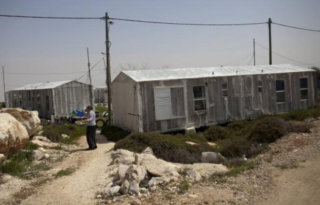 La Cour suprême israélienne a accepté vendredi d'accorder aux autorités israéliennes un nouveau délai pour évacuer Migron, la plus ancienne et la plus vaste des colonies sauvages en Cisjordanie occupée, repoussant l'application de la mesure au 21 août. La Cour suprême israélienne a accepté vendredi d'accorder aux autorités israéliennes un nouveau délai pour évacuer Migron, la plus ancienne et la plus vaste des colonies sauvages en Cisjordanie occupée, repoussant l'application de la mesure au 21 août.