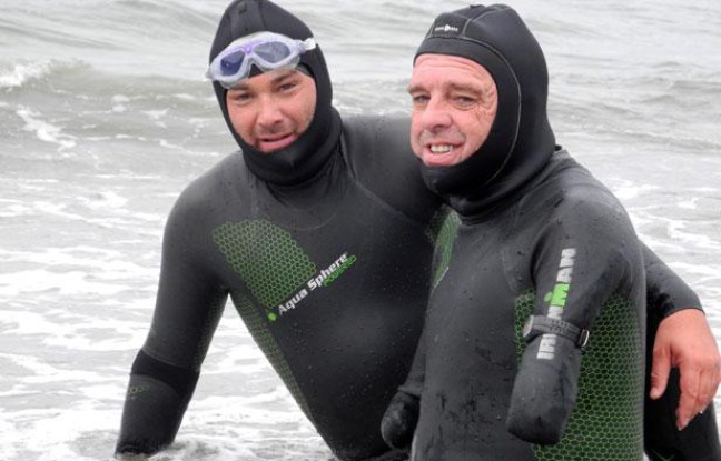 Philippe Croizon et Arnaud Chassery, qui l'a aidé durant son périple, sur une plage en Alaska le 11 août 2012. Philippe Croizon et Arnaud Chassery, qui l'a aidé durant son périple, sur une plage en Alaska le 11 août 2012.
