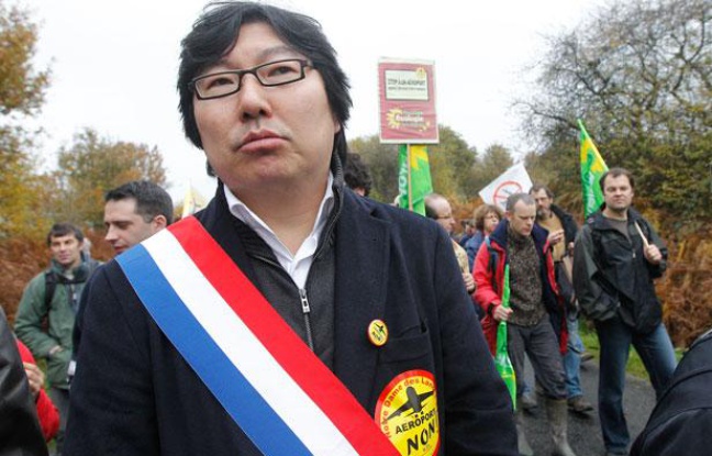 Jean-Vincent Placé, sénateur EELV à la manifestation contre le projet d'aéroport de Notre-Dame-des-Landes, le 17 novembre 2012. Jean-Vincent Placé, sénateur EELV à la manifestation contre le projet d'aéroport de Notre-Dame-des-Landes, le 17 novembre 2012.