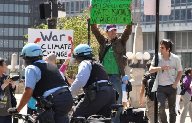 Chicago se prépare à accueillir dimanche le sommet de l'Alliance atlantique, mais aussi une cohorte de manifestants, dont la police craint que certains ne viennent en découdre dans les rues de la ville Chicago se prépare à accueillir dimanche le sommet de l'Alliance atlantique, mais aussi une cohorte de manifestants, dont la police craint que certains ne viennent en découdre dans les rues de la ville