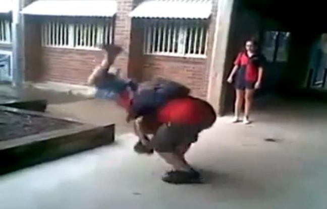 Capture d'écran de la vidéo montrant Casey Heynes, victime de harcèlement scoalire, se rebiffer contre Ritchard Bale. Capture d'écran de la vidéo montrant Casey Heynes, victime de harcèlement scoalire, se rebiffer contre Ritchard Bale.