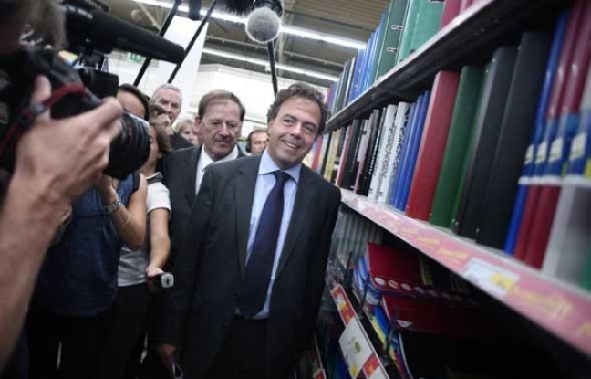 Le ministre de l'Education nationale Luc Chatel visite, le 17 août 2009, l'Intermarché de Villeneuve-le-Roi sur le thème des « essentiels de la rentrée».
Le ministre de l'Education nationale Luc Chatel visite, le 17 août 2009, l'Intermarché de Villeneuve-le-Roi sur le thème des « essentiels de la rentrée».