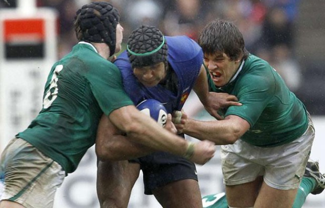 Thierry Dusautoir (au centre) accroché par deux joueurs irlandais lors du match France-Irlande, le 4 mars 2012 au Stade France. Thierry Dusautoir (au centre) accroché par deux joueurs irlandais lors du match France-Irlande, le 4 mars 2012 au Stade France.