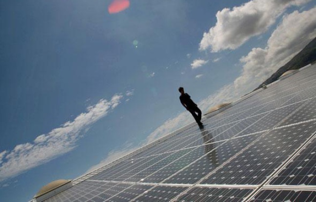 La centrale est composée de 7.600 modules solaires voltaïques qui couvrent 12.000 mètres carrés de toiture, ce qui en fait une des plus importantes installations solaires en service en France. La production d'électricité de cette installation sera de 1.700.000 Kw/h par an et revendue à EDF pour alimenter la consommation annuelle d'environ 600 foyers. La centrale est composée de 7.600 modules solaires voltaïques qui couvrent 12.000 mètres carrés de toiture, ce qui en fait une des plus importantes installations solaires en service en France. La production d'électricité de cette installation sera de 1.700.000 Kw/h par an et revendue à EDF pour alimenter la consommation annuelle d'environ 600 foyers.