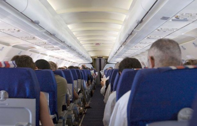 Des passagers à l'intérieur d'un avion de ligne Des passagers à l'intérieur d'un avion de ligne