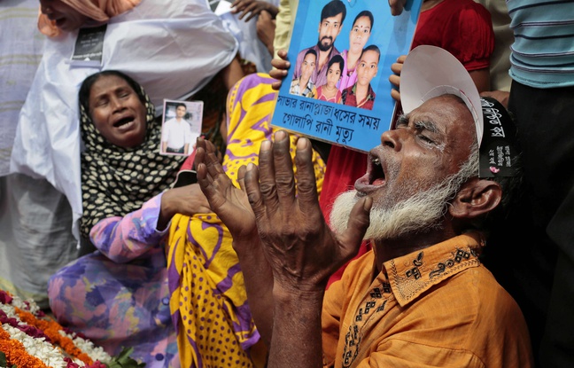 Des proches des victimes du Rana Plaza pleurent leurs morts, deux ans après la tragédie, le 24 avril 2015 à Dhaka (Blangaldesh). Des proches des victimes du Rana Plaza pleurent leurs morts, deux ans après la tragédie, le 24 avril 2015 à Dhaka (Blangaldesh).
