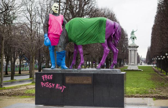 Le 7 février 2013, un groupe de soutien aux Pussy Riot a habillé un monument aux couleurs du groupe punk Russe sur le pont des Invalides à Paris. Le 7 février 2013, un groupe de soutien aux Pussy Riot a habillé un monument aux couleurs du groupe punk Russe sur le pont des Invalides à Paris.