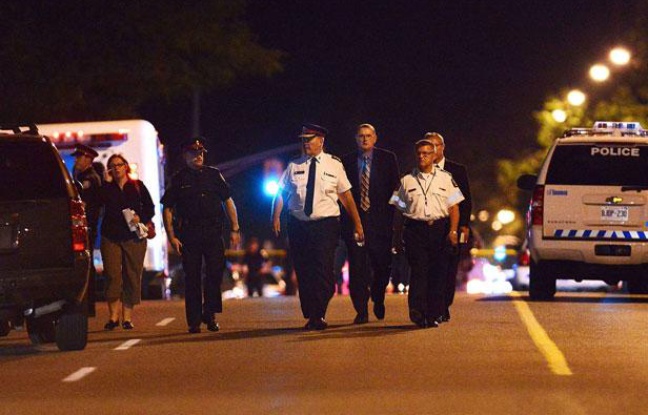 Le chef de la police de Toronto, Bill Blair (C), marche sur Morningside Avenue, près des lieux d ela fusillade qui a fait 2 morts et 19 blessés à Toronto, le 17 juillet 2012. Le chef de la police de Toronto, Bill Blair (C), marche sur Morningside Avenue, près des lieux d ela fusillade qui a fait 2 morts et 19 blessés à Toronto, le 17 juillet 2012.