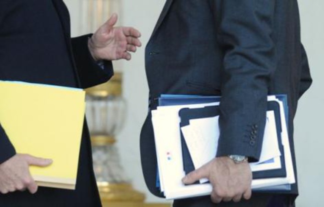Des ministres tenant leurs dossiers. Des ministres tenant leurs dossiers.