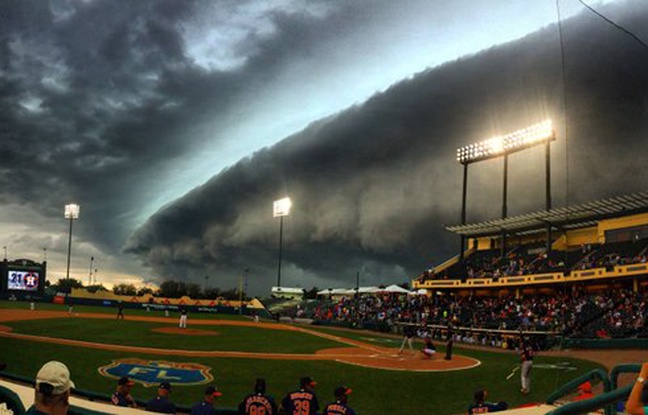 Un nuage au-dessus du stade de baseball des Houston Astros, le 25 mars 2016. Un nuage au-dessus du stade de baseball des Houston Astros, le 25 mars 2016.
