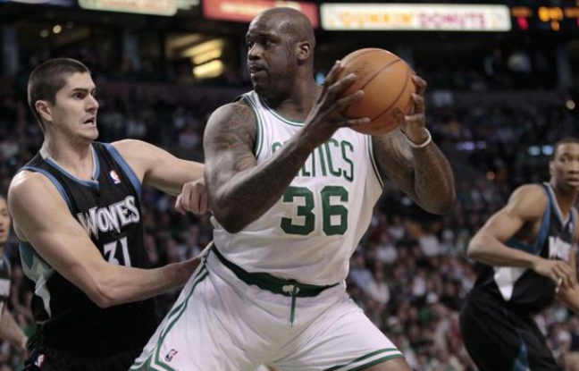 Shaquille O'Neal sous le maillot des Celtics, le 3 janvier 2011, à Boston, face aux Minnesota Timerbolves de Darko Milicic. Shaquille O'Neal sous le maillot des Celtics, le 3 janvier 2011, à Boston, face aux Minnesota Timerbolves de Darko Milicic.