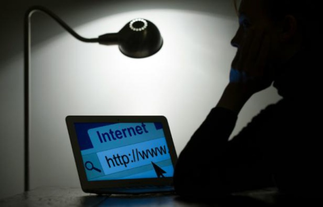 Une femme devant son ordinateur, se connecte à internet, le 15 mars 2013 à Paris Une femme devant son ordinateur, se connecte à internet, le 15 mars 2013 à Paris