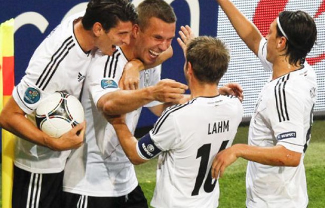 Les Allemands félicitent Lukas Podolski après son but contre le Danemark, le 17 juin à Lviv. Les Allemands félicitent Lukas Podolski après son but contre le Danemark, le 17 juin à Lviv.
