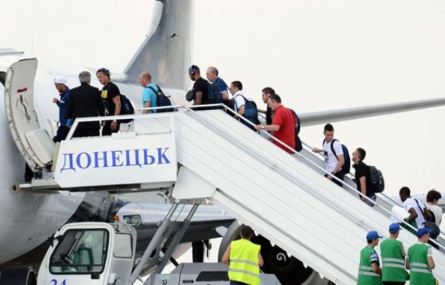L'équipe de France, éliminée samedi de l'Euro-2012 en quart de finale par l'Espagne (2-0), a quitté dimanche Donetsk en début l'après-midi pour rallier en avion la France où elle doit arriver vers 18h00, a constaté un journaliste de l'AFP présent à l'aéroport. L'équipe de France, éliminée samedi de l'Euro-2012 en quart de finale par l'Espagne (2-0), a quitté dimanche Donetsk en début l'après-midi pour rallier en avion la France où elle doit arriver vers 18h00, a constaté un journaliste de l'AFP présent à l'aéroport.