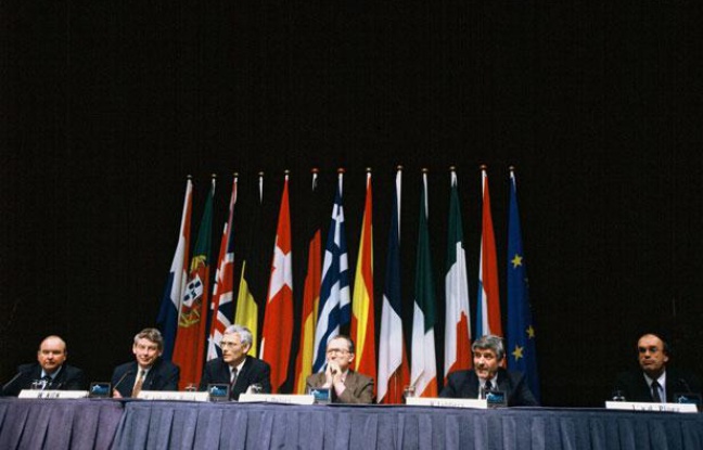 Après deux jours d'intenses négociations au Palais des Congres de Maastricht, les 12 adoptent le Traite de Maastricht le 10 décembre 1991. Après deux jours d'intenses négociations au Palais des Congres de Maastricht, les 12 adoptent le Traite de Maastricht le 10 décembre 1991.