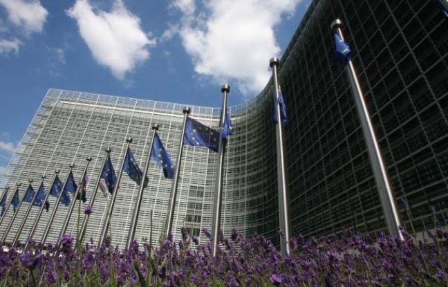 La Commission européenne prévoit un cocktail de propositions pour relancer l'emploi incluant des salaires minimums "décents" mais aussi leur "différenciation" par branches, de nature à susciter la controverse en France notamment en pleine campagne présidentielle. La Commission européenne prévoit un cocktail de propositions pour relancer l'emploi incluant des salaires minimums "décents" mais aussi leur "différenciation" par branches, de nature à susciter la controverse en France notamment en pleine campagne présidentielle.
