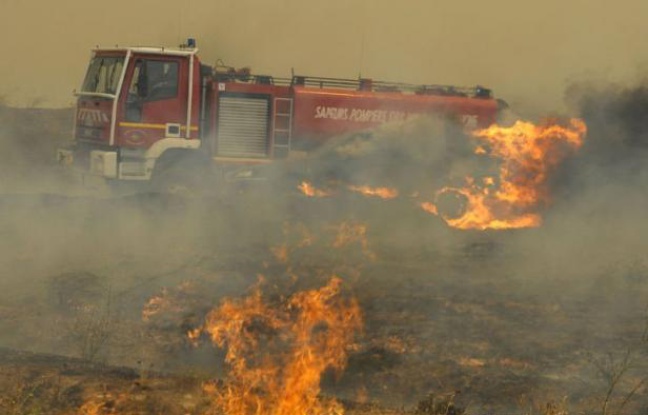 Plus de 500 pompiers luttaient dimanche contre un incendie qui, alimenté par un fort mistral, a déjà ravagé 400 hectares de végétation autour d'Orgon (Bouches-du-Rhône), nécessitant l'évacuation d'un camping ainsi que la protection de maisons. Plus de 500 pompiers luttaient dimanche contre un incendie qui, alimenté par un fort mistral, a déjà ravagé 400 hectares de végétation autour d'Orgon (Bouches-du-Rhône), nécessitant l'évacuation d'un camping ainsi que la protection de maisons.