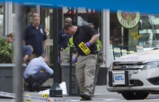 Des policiers sur la scène d'une fusillade intervenue à New York le 24 août 2012. Des policiers sur la scène d'une fusillade intervenue à New York le 24 août 2012.