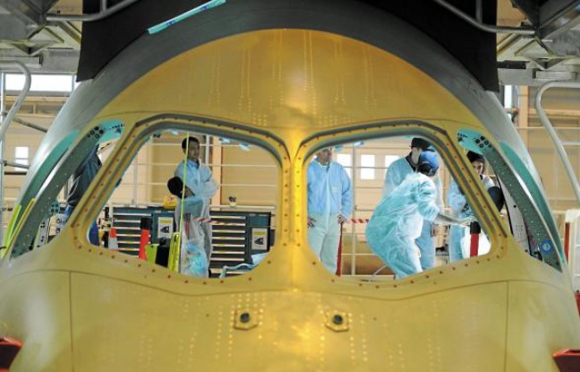 Airbus Nantes, qui emploie 2080 salariés, a aussi recours à 365 intérimaires. Airbus Nantes, qui emploie 2080 salariés, a aussi recours à 365 intérimaires.