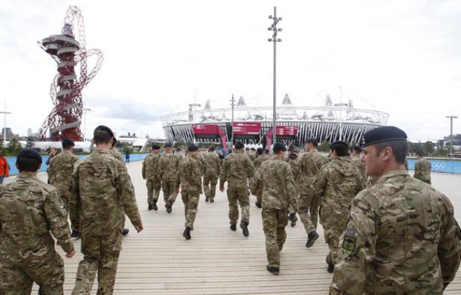 Des soldats britanniques visitent le Parc Olympique à Stratford, à l'est de Londres, le 15 juillet 2012. Des soldats britanniques visitent le Parc Olympique à Stratford, à l'est de Londres, le 15 juillet 2012.