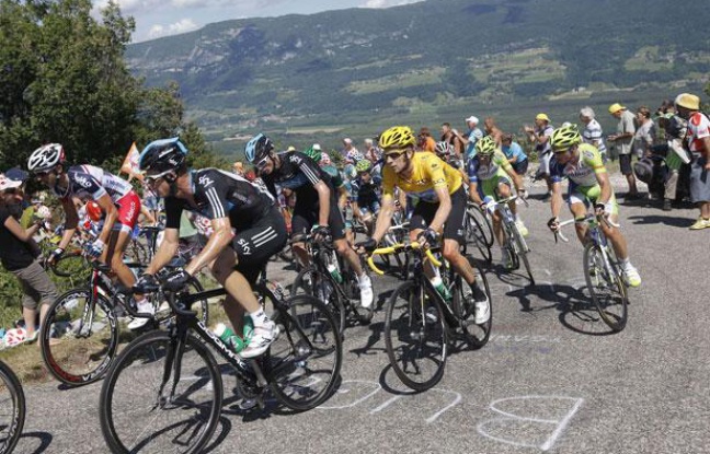 Les coureurs du Tour de France, lors du passage dans le col du Grand Colombier, le 11 juillet 2012. Les coureurs du Tour de France, lors du passage dans le col du Grand Colombier, le 11 juillet 2012.