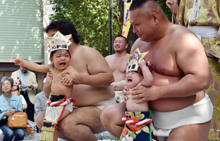 Les us et coutumes d'ici et d'ailleurs 760x487_ceremonie-naki-sumo-21-septembre-2014-tokyo