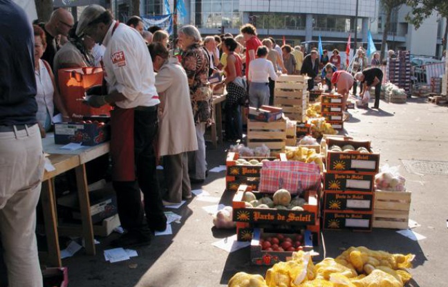 Vente de fruits et légumes à prix coûtant le jeudi 18 août 2011 place de la Bastille à Paris Vente de fruits et légumes à prix coûtant le jeudi 18 août 2011 place de la Bastille à Paris