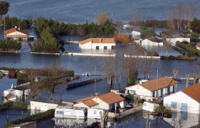 Vue aérienne de L'Aiguillon-sur-Mer, le 1er mars 2010, après le passage de la tempête Xynthia. Vue aérienne de L'Aiguillon-sur-Mer, le 1er mars 2010, après le passage de la tempête Xynthia.