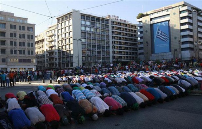 Des manifestants musulmans prient dans le centre d'Athènes, en Grèce, le 23 septembre 2012. Des manifestants musulmans prient dans le centre d'Athènes, en Grèce, le 23 septembre 2012.